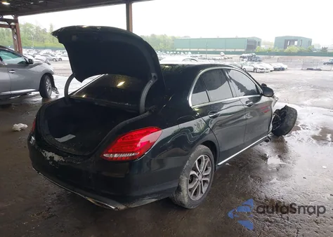 2015 Mercedes-Benz C 300 4Matic/Luxury 4Matic/Sport 4Matic z USA, uszkodzony, nr VIN 55SWF4KB7FU011133